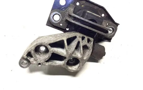 Nissan Qashqai+2 Engine mount bracket F6036100 F6036130