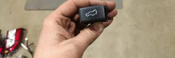 Subaru Outback (BS) Tailgate opening switch 