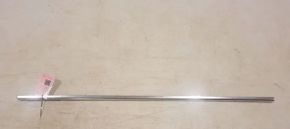 Volkswagen Touareg I Front door glass trim molding