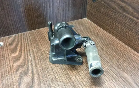 Thermostat/thermostat housing