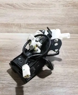 Toyota Avensis T250 Front door lock 7A08