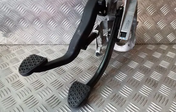 BMW 1 F20 F21 Pedal assembly 6860644