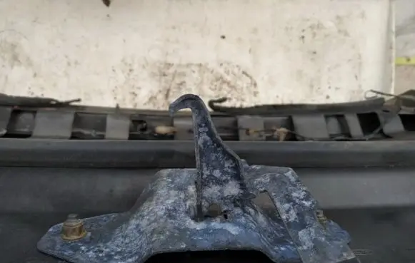Engine bonnet (hood) release handle