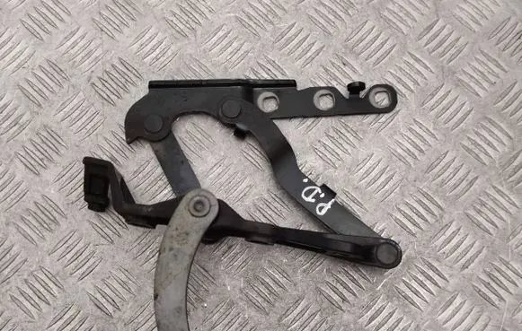 Engine bonnet/hood hinges