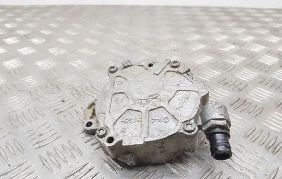 Volkswagen Golf VI Vacuum pump 03L145100F