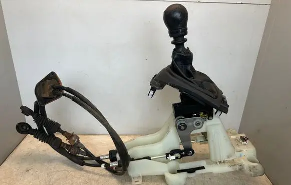 Peugeot 4007 Gear shifter/selector 