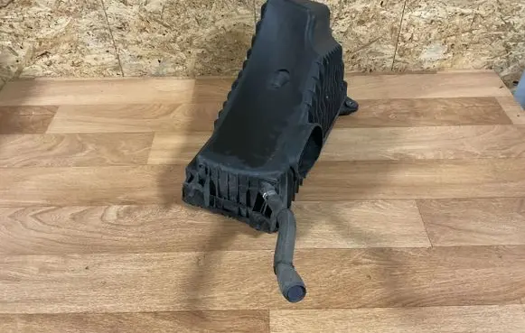 Volkswagen Touareg I Air filter box cover 7L6129857