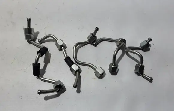 Dacia Duster II Fuel injector supply line/pipe 