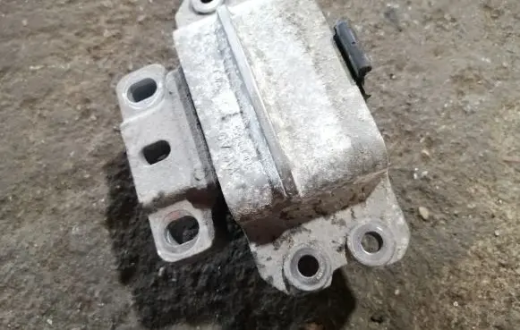 Volkswagen Golf V Engine mount bracket