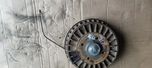 Rear wheel hub spindle/knuckle