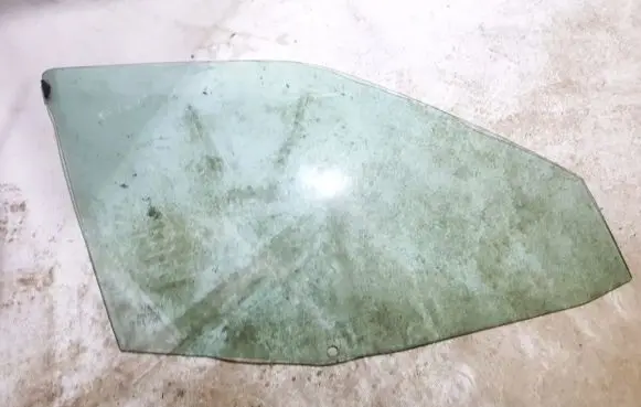 Peugeot 605 Front door window glass four-door