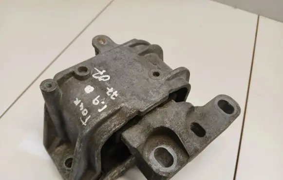 Volkswagen Touran I Engine mount bracket 1k0199262l