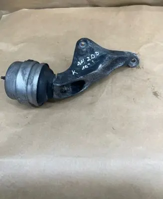 Audi A4 S4 B7 8E 8H Engine mounting bracket 8E0199307S