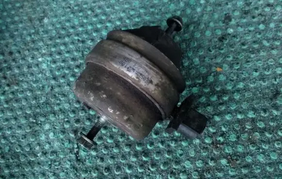 Audi A6 S6 C5 4B Engine mount bracket 4B0199379E