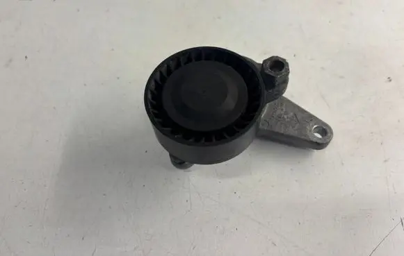Volkswagen PASSAT B8 Generator/alternator belt tensioner F625099
