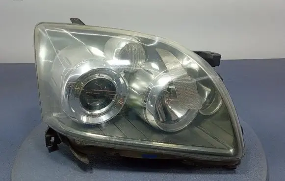 Toyota Avensis Verso Headlight/headlamp 35109