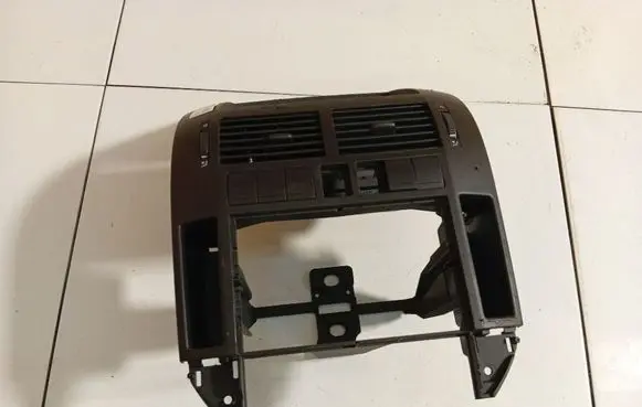 Volkswagen Polo IV 9N3 Dash center air vent grill 6q0858069t