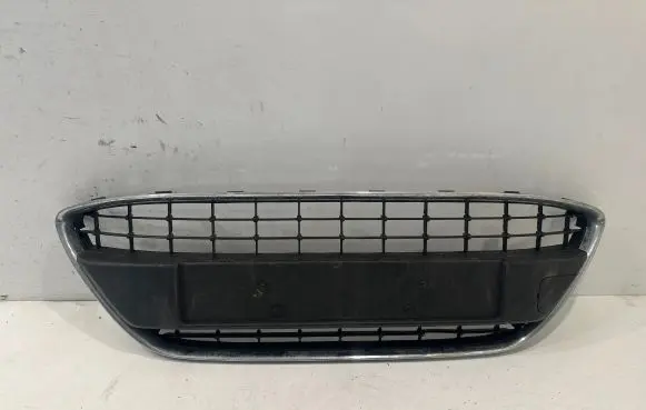 Ford Fiesta Front bumper upper radiator grill 8A6117B968d