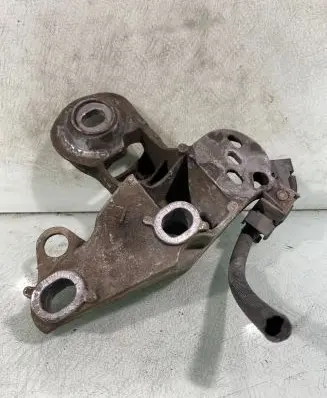 Volkswagen PASSAT B5 Engine mounting bracket 8e0199352d