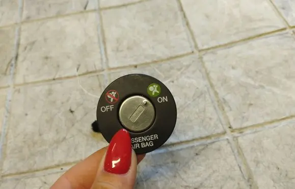 Passenger airbag on/off switch