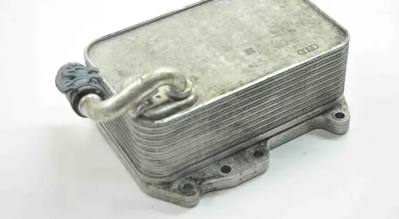 Audi Q7 4M Engine oil radiator 059117015K