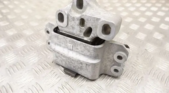 Volkswagen Tiguan Engine mount bracket 5N0199555