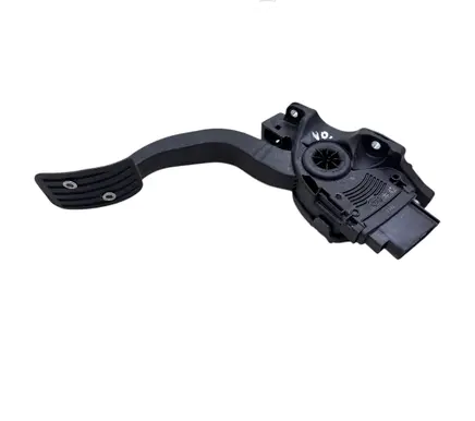 Accelerator throttle pedal
