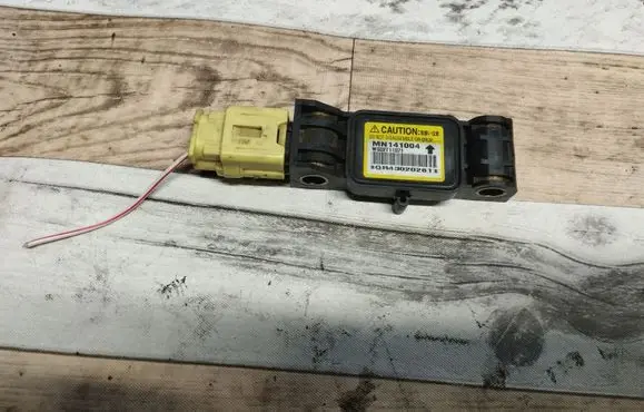 Mitsubishi Grandis Airbag deployment crash/impact sensor MN141004