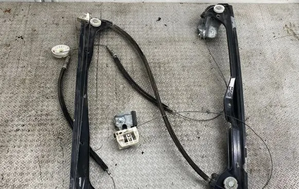 Volkswagen Touran I Front door manual window regulator 