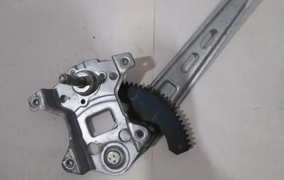 Rear door manual window regulator