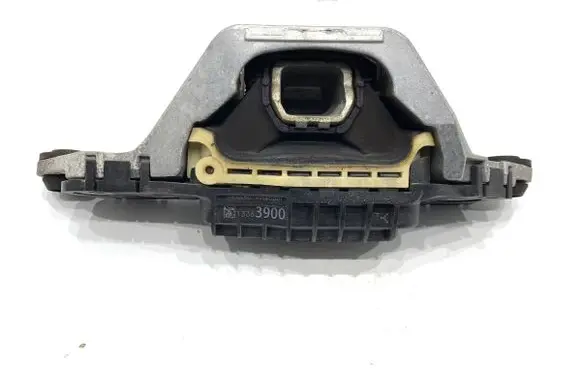 Engine mount vacuum valve