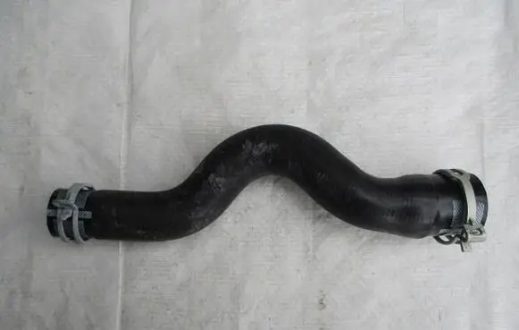 Engine coolant pipe/hose
