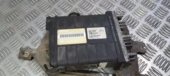 Volkswagen PASSAT B3 Engine control unit/module 443907311b 0261200261