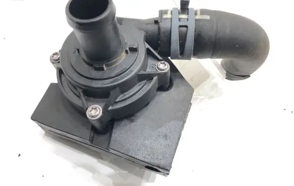 Audi Q3 F3 Oil filter mounting bracket 5Q0965567
