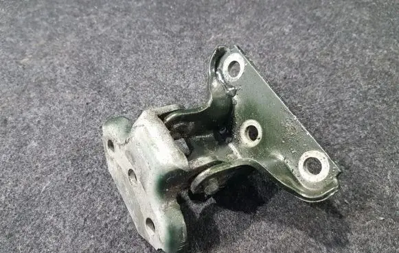Land Rover Discovery Rear door lower hinge