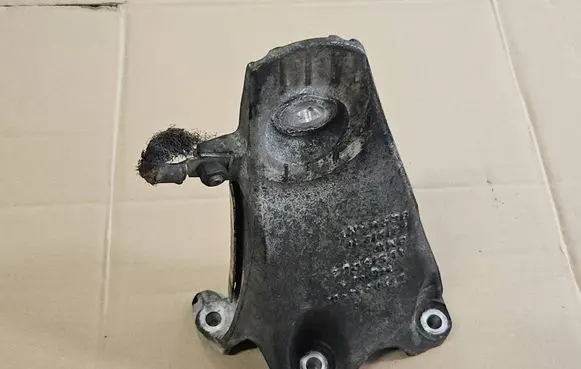 BMW 5 E60 E61 Engine mounting bracket 6770634 23191310