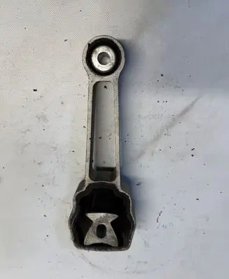 Volvo XC60 Engine mount bracket