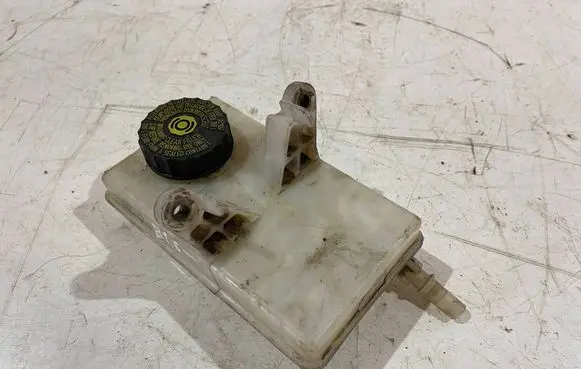 Brake fluid reservoir