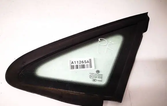 Volkswagen Golf Plus Front door vent window glass four-door 5M0845411B AS2