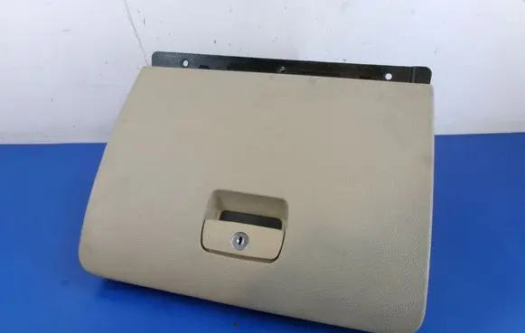 Cadillac DTS Glove box