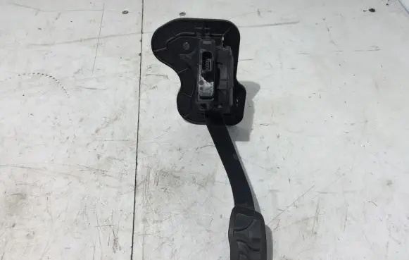 Accelerator throttle pedal
