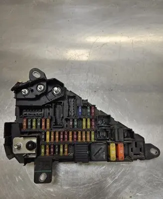 BMW 5 E60 E61 Fuse module 6906603