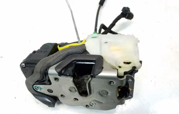 Chevrolet Volt I Rear door lock 13579551