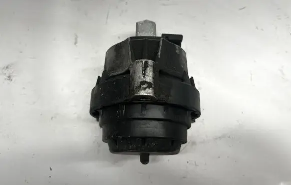 BMW 5 G30 G31 Engine mount bracket 6860492