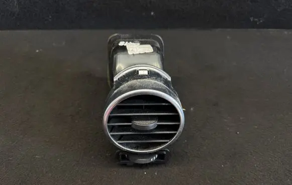 Land Rover Discovery 3 - LR3 Dash center air vent grill JBD500150XXX JBD500150XXXG01