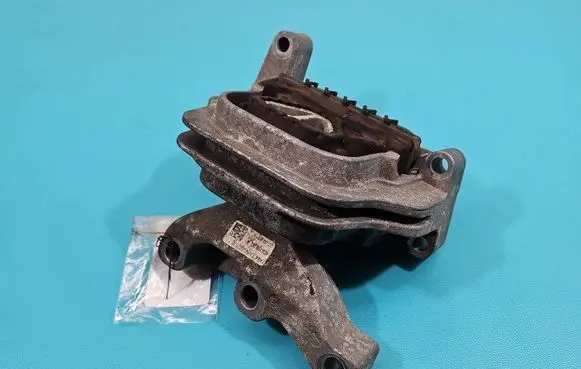 Engine mounting bracket