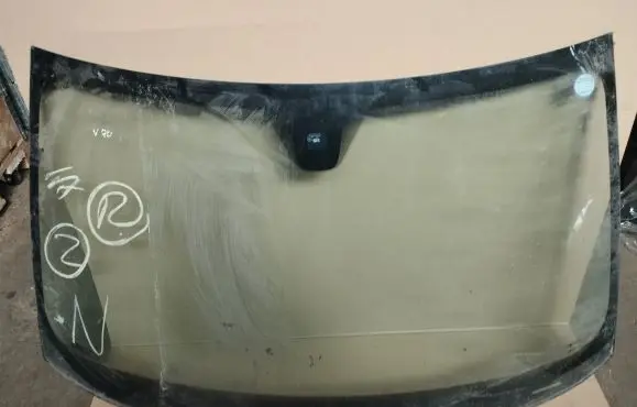 Volvo V70 Front windscreen/windshield window 