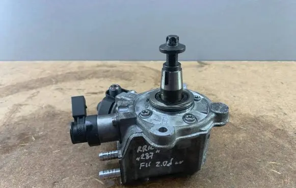BMW 5 F10 F11 Fuel injection high pressure pump 7810696 0445010517