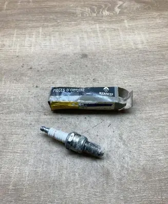Renault Clio I Spark plug 7700724821 N281YC