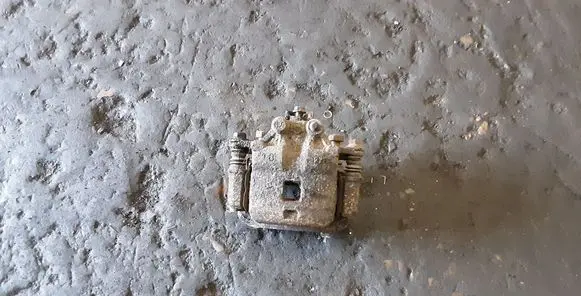 Nissan Patrol Y61 Rear brake caliper